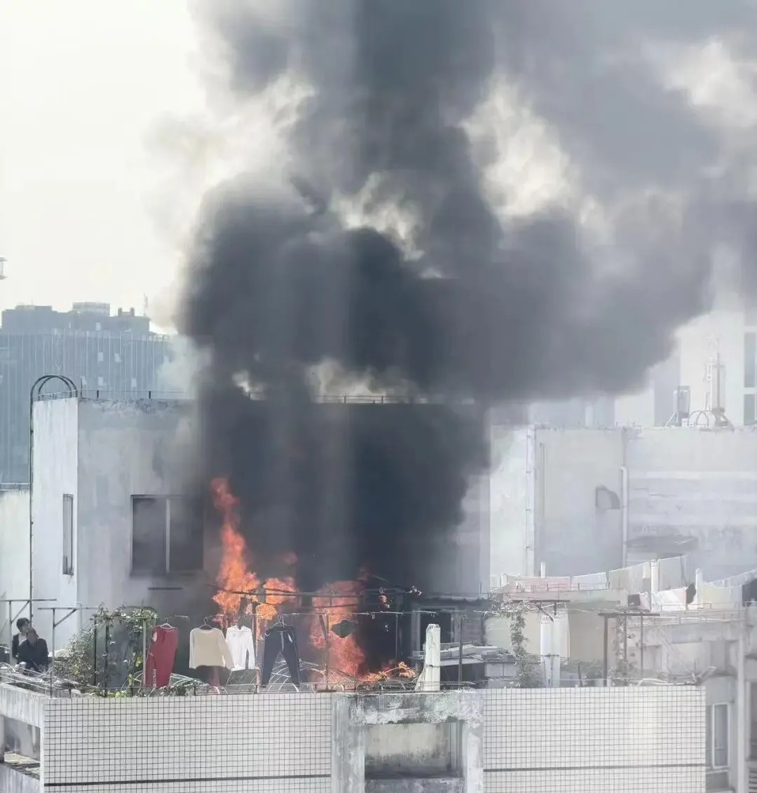 转发小区群:发现这样的邻居立刻投诉! 转发小区群:发现这样的邻居立刻投诉!