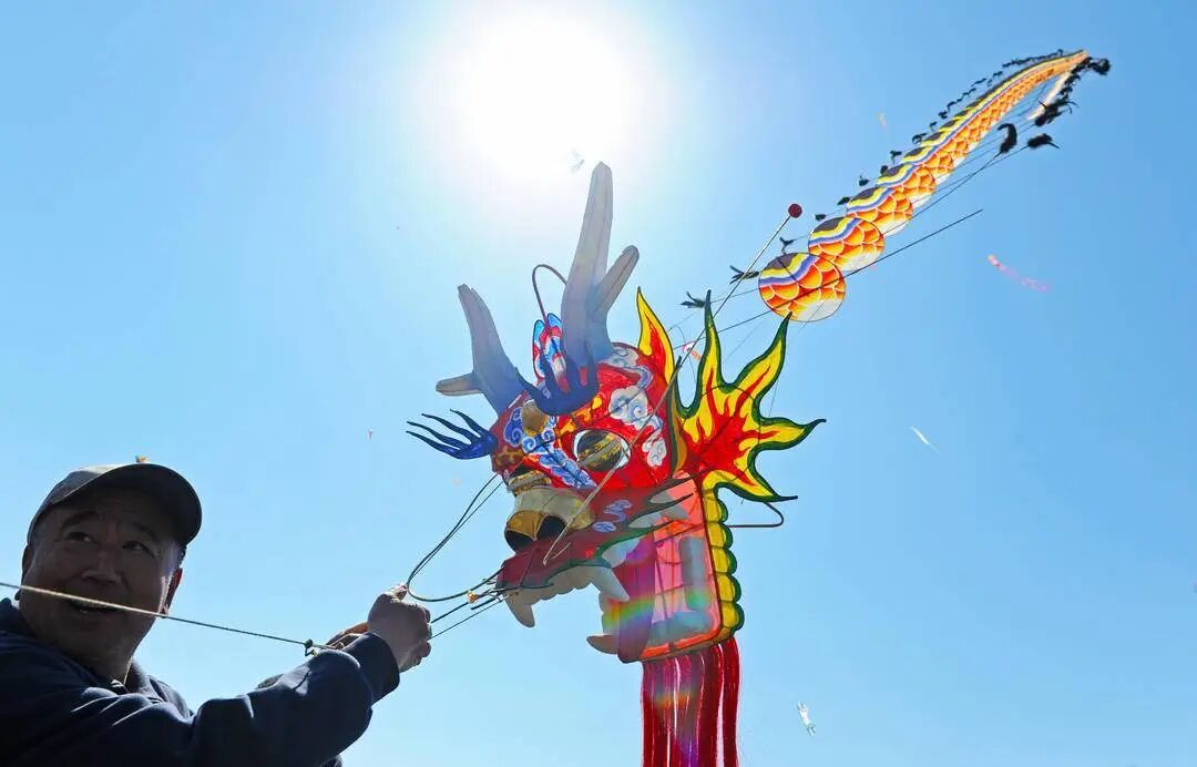 男子骑摩托过桥时被割脸！近期千万小心