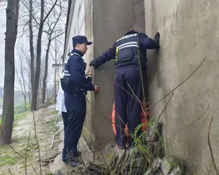 两栋房夹出“致命缝隙”,女童被困!邻居二话不说:拆! 两栋房夹出“致命缝隙”,女童被困!邻居二话不说:拆!