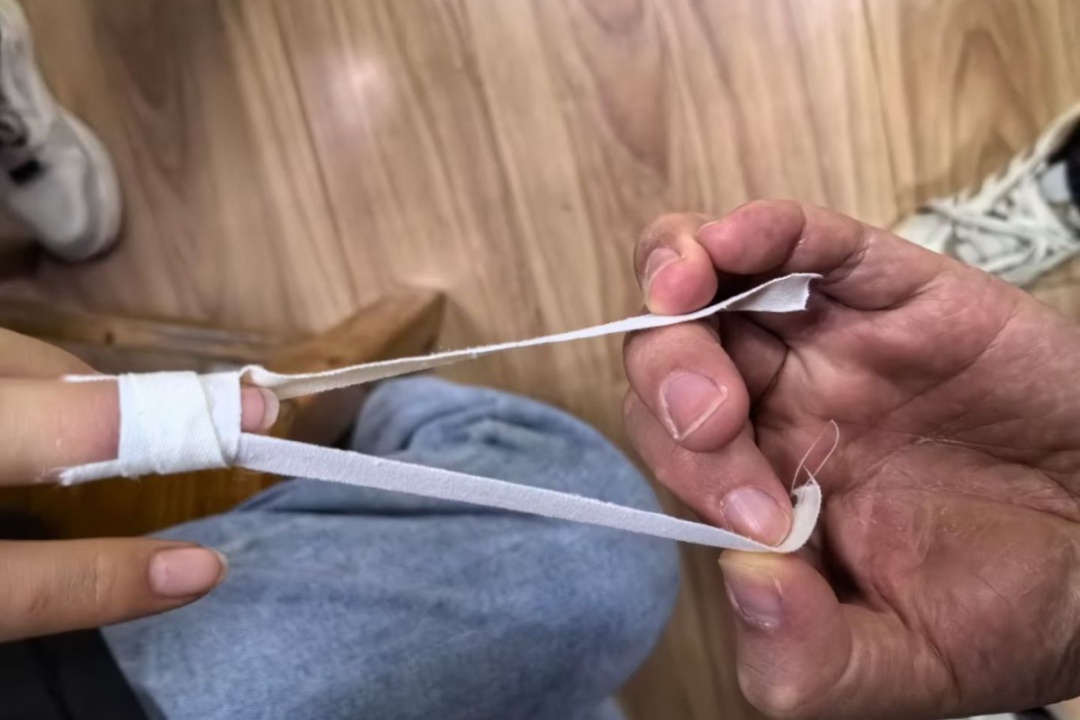 “亲爱的胡叔叔：xiè xiè您帮我治好了tuǐ téng……”