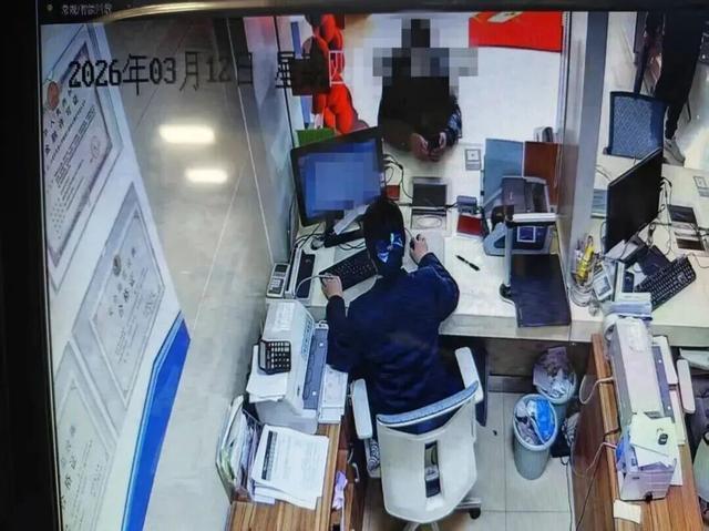 银行柜员拒绝取现！民警:做得对！