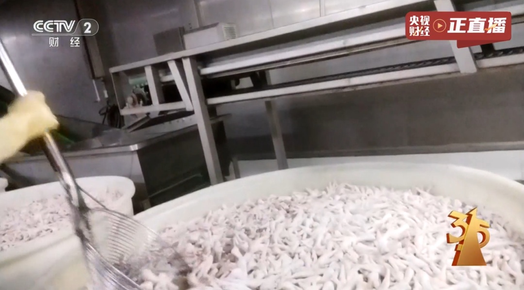 315晚会曝光漂白鸡爪：食品加工车间刺鼻的腥臭味让人作呕，涉事企业已被查封