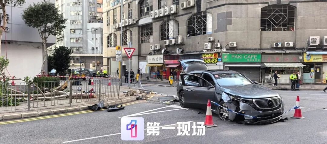 香港一私家车冲上人行道撞伤8人！车上女乘客被抛出车外，75岁司机被拘捕