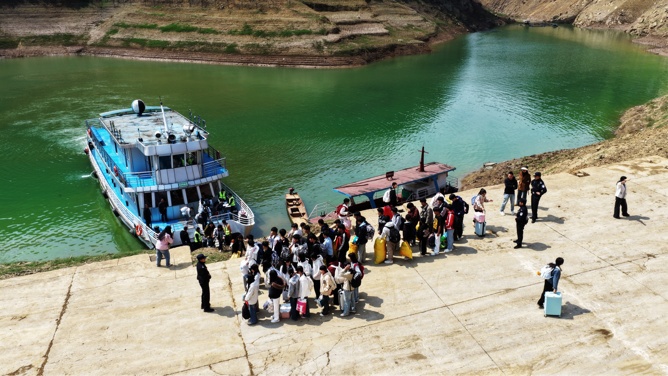观云台丨免费摆渡14年！云南大山深处有个“水上校船”