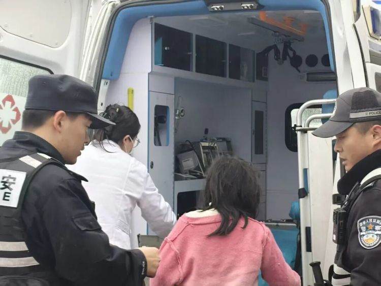 两栋房夹出“致命缝隙”,女童被困!邻居二话不说:拆! 两栋房夹出“致命缝隙”,女童被困!邻居二话不说:拆!