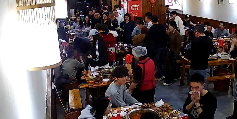 贵阳一餐馆内女子异物卡喉窒息晕倒！好心人接力救援，事后却婉拒免单悄悄离开