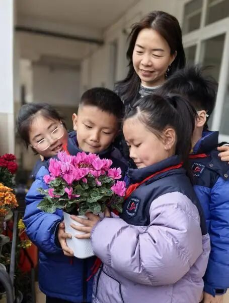 六年级女儿手绘礼物送好友,宁波妈妈犯愁:会不会太"寒酸"? 六年级女儿手绘礼物送好友,宁波妈妈犯愁:会不会太"寒酸"?