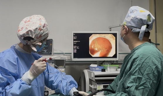 患者误吞12根绣花针，每根长4–5厘米，凉山医生施救3小时全部取出