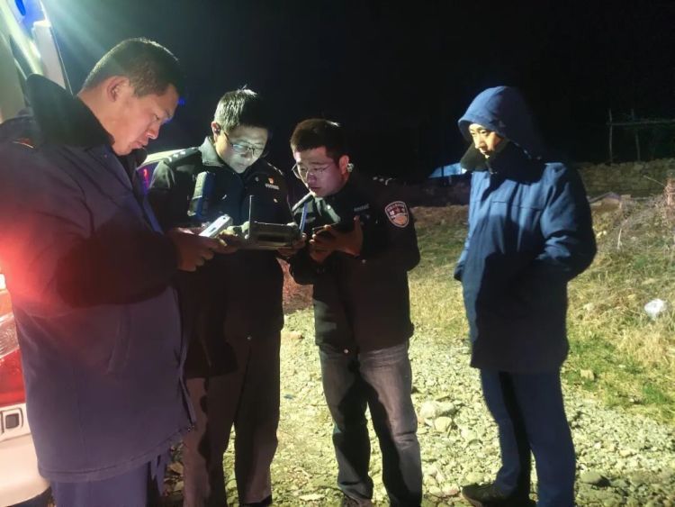 空地协同！警用无人机深山“领航”，8小时救出被困母子