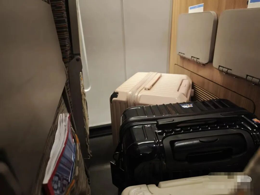 高铁末排座椅被行李挤占无法调节，乘客端坐6小时！12306：可以放，但不能影响他人