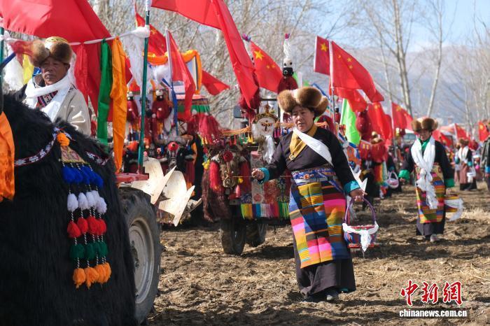 西藏雅鲁藏布江畔春耕忙：传统仪式承载丰收祈愿