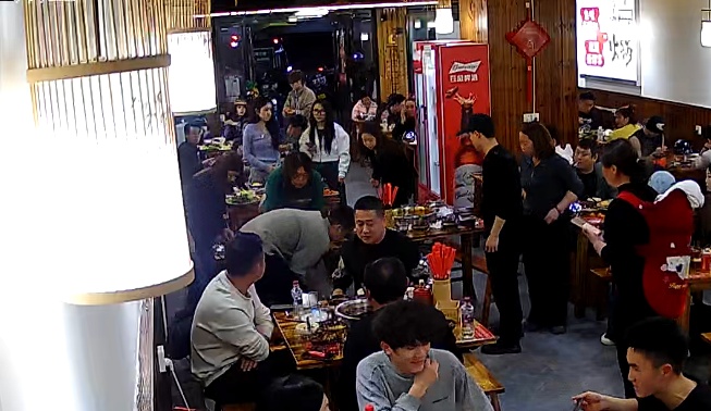 贵阳一餐馆内女子异物卡喉窒息晕倒！好心人接力救援，事后却婉拒免单悄悄离开