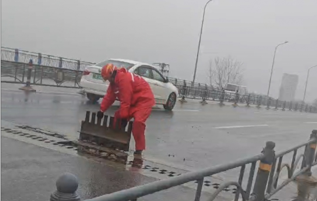 武汉一大桥上，男子冒雨停车！现场画面公开