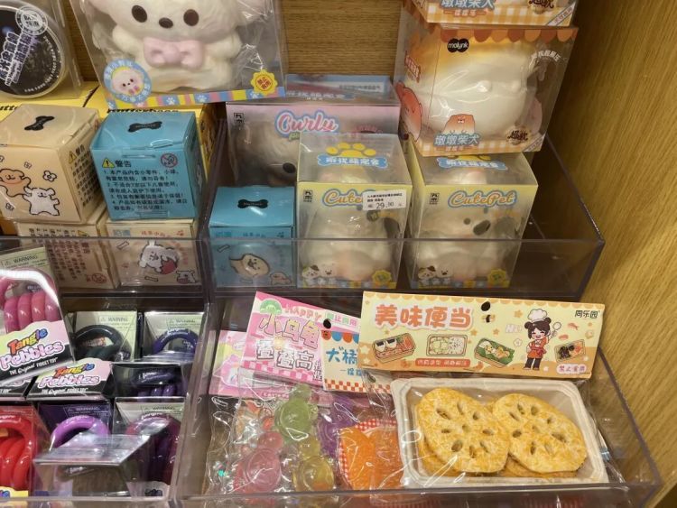 泥类玩具掀起销售热潮，很多家庭买过，劣质产品气味刺鼻，紧急提醒