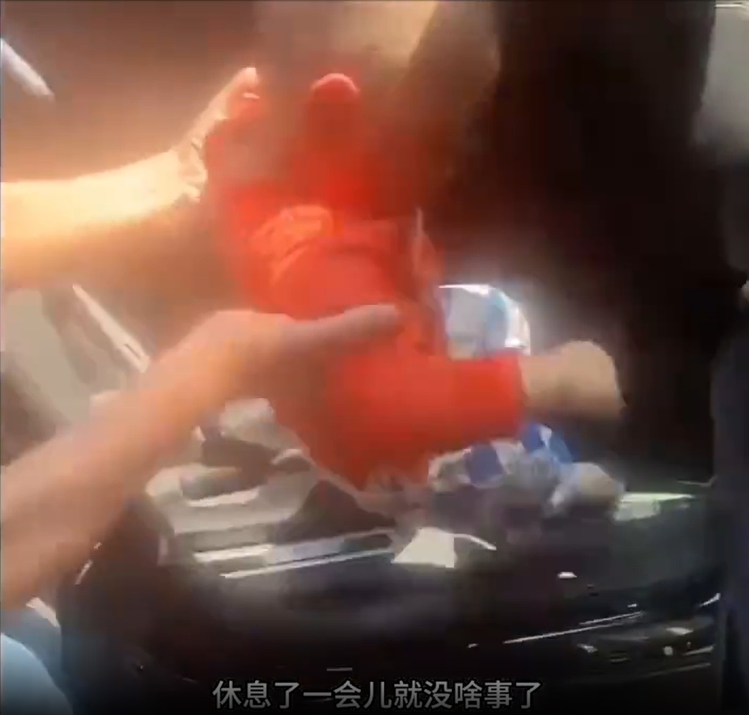 父亲误把2岁儿子反锁车内，车钥匙也落在车里，发现时小孩已口吐白沫