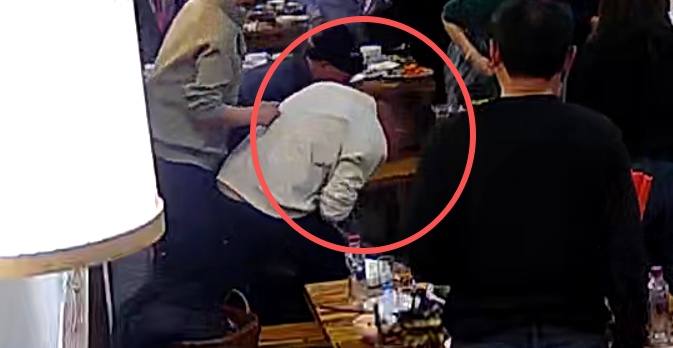 贵阳一餐馆内女子异物卡喉窒息晕倒！好心人接力救援，事后却婉拒免单悄悄离开