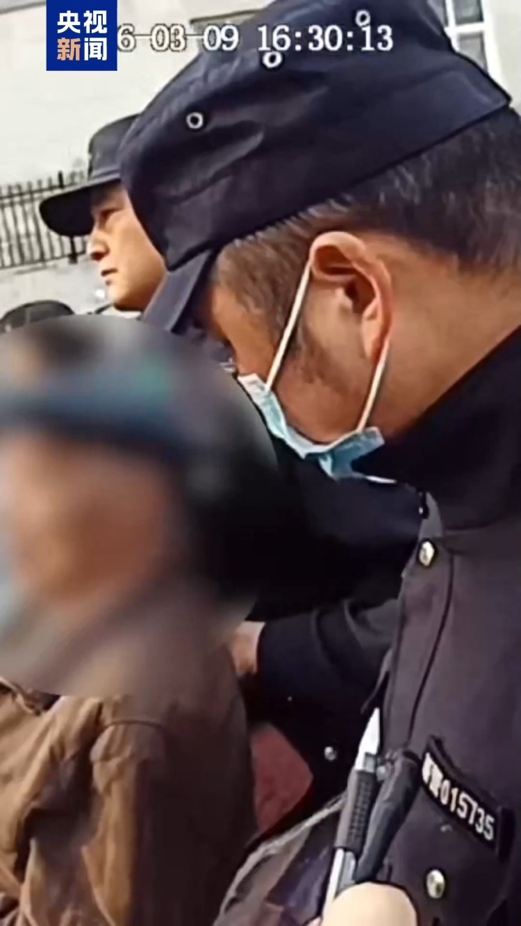 路遇老人摔倒 合肥两位姑娘停车救助