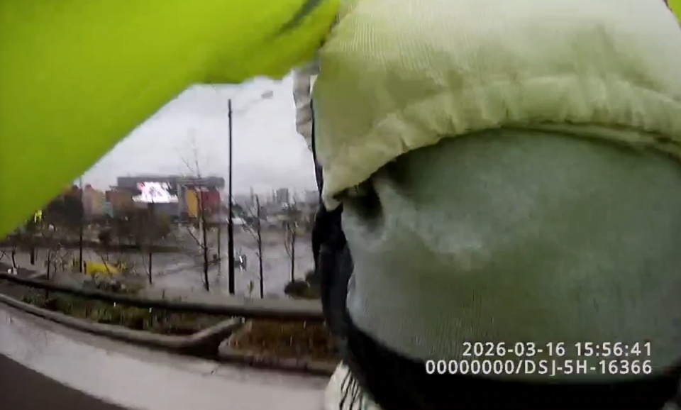 男子因失恋爬上跨线桥护栏，长沙交管辅警一把将他抱入怀里：“天大的事都有办法”