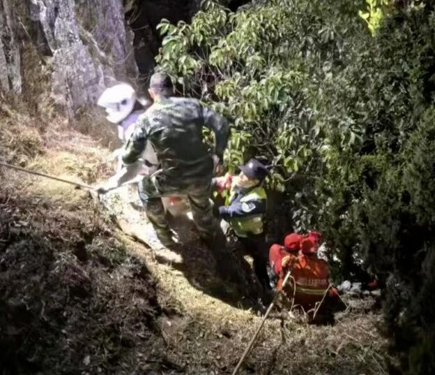 翼装飞行者挂悬崖5小时获救，有网友称应收费，昆明警方回应