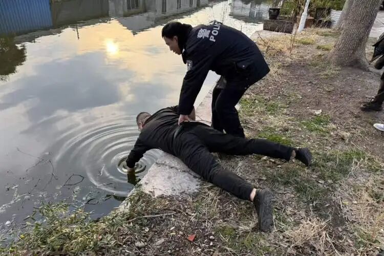 趁女友熟睡，男子抱走保险箱窃取8万现金藏于水中！荒唐行径竟是为了报复