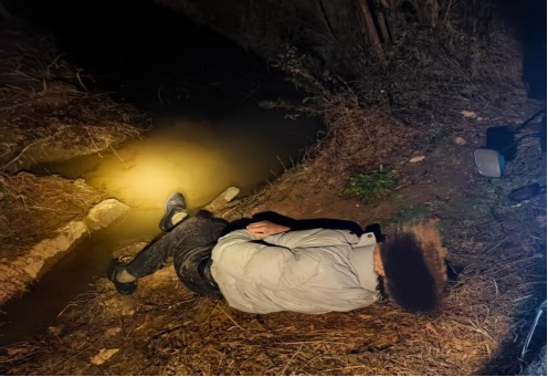 “警察同志，这路边躺着个人！”