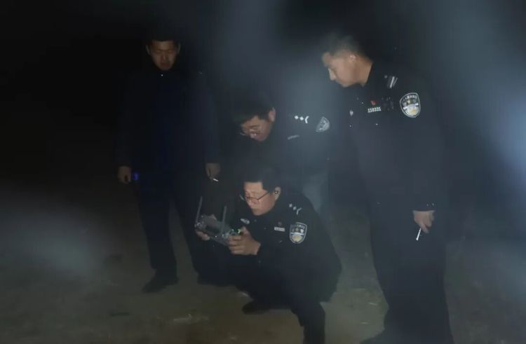 空地协同！警用无人机深山“领航”，8小时救出被困母子