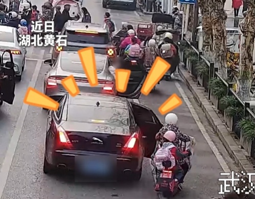 你用哪只手开车门？随手多一个动作，就少一分危险