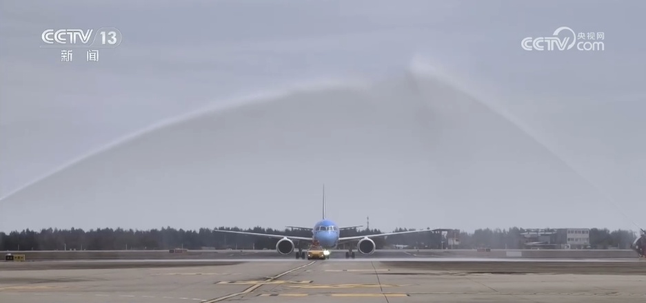 亮丽涂装展新颜 国产大飞机C919再添新航线