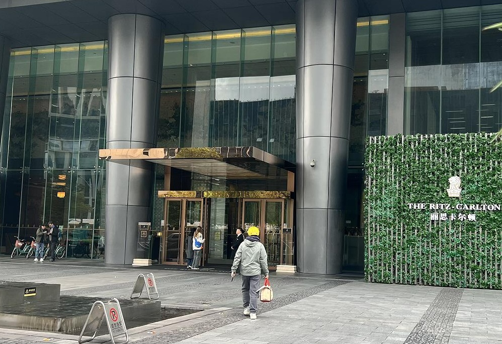 成都富力丽思卡尔顿酒店即将被拍卖，8.655亿元起拍，律师提示注意四项风险→