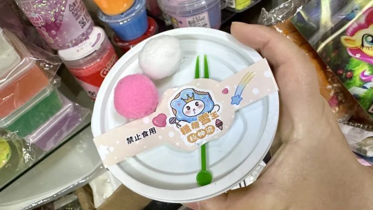 泥类玩具掀起销售热潮，很多家庭买过，劣质产品气味刺鼻，紧急提醒