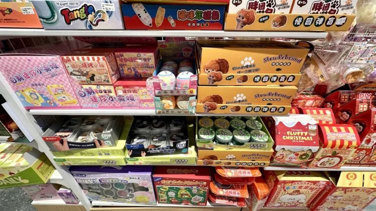 泥类玩具掀起销售热潮，很多家庭买过，劣质产品气味刺鼻，紧急提醒