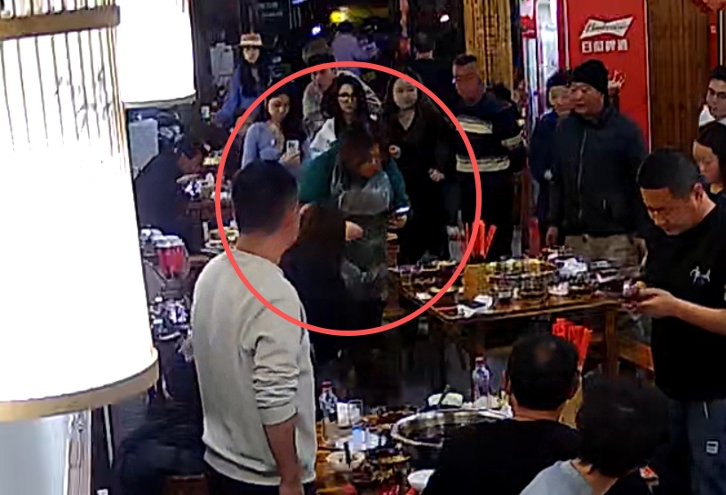 贵阳一餐馆内女子异物卡喉窒息晕倒！好心人接力救援，事后却婉拒免单悄悄离开