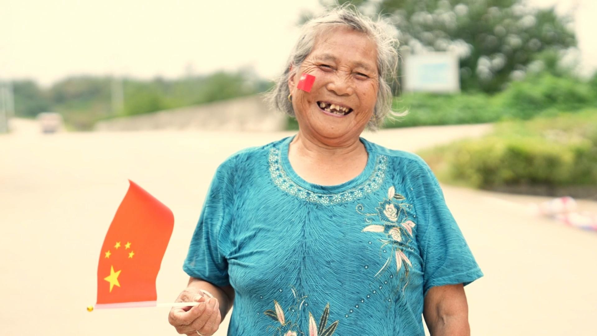 83岁“硬核奶奶”戴淑英：会玩无人机，更爱这片土地