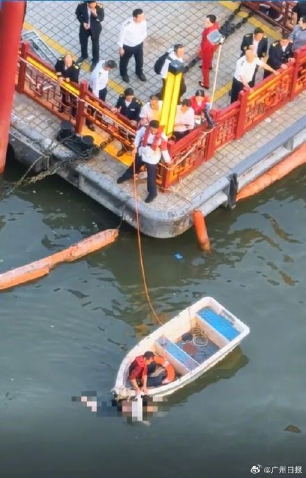 女子跳江轻生拒绝救援 船员拼命抓住她终获救