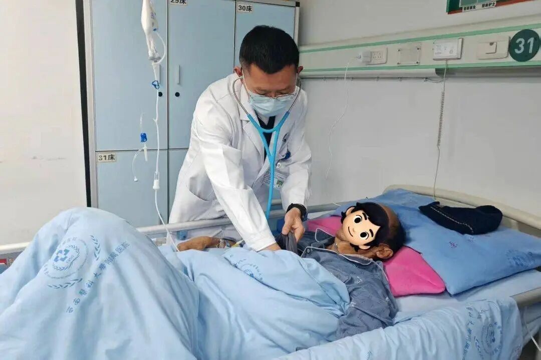 生吞鱼胆险丧命，69岁大爷听信偏方躺进ICU