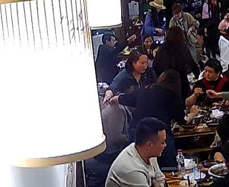 贵阳一餐馆内女子异物卡喉窒息晕倒！好心人接力救援，事后却婉拒免单悄悄离开