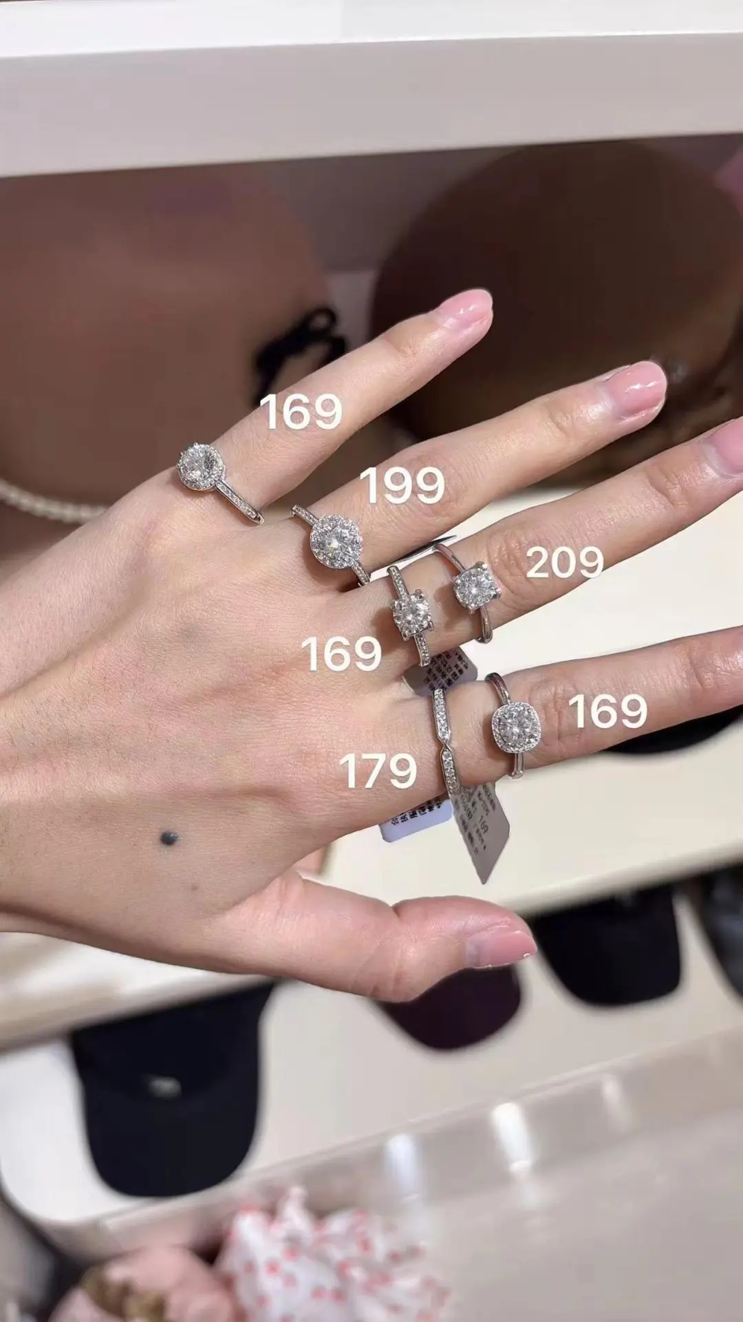 胖东来“小方糖”戒指重新上架，已开启限购，客服：款式、材质、价格不变