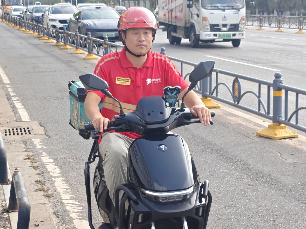 武汉一大桥上，男子冒雨停车！现场画面公开