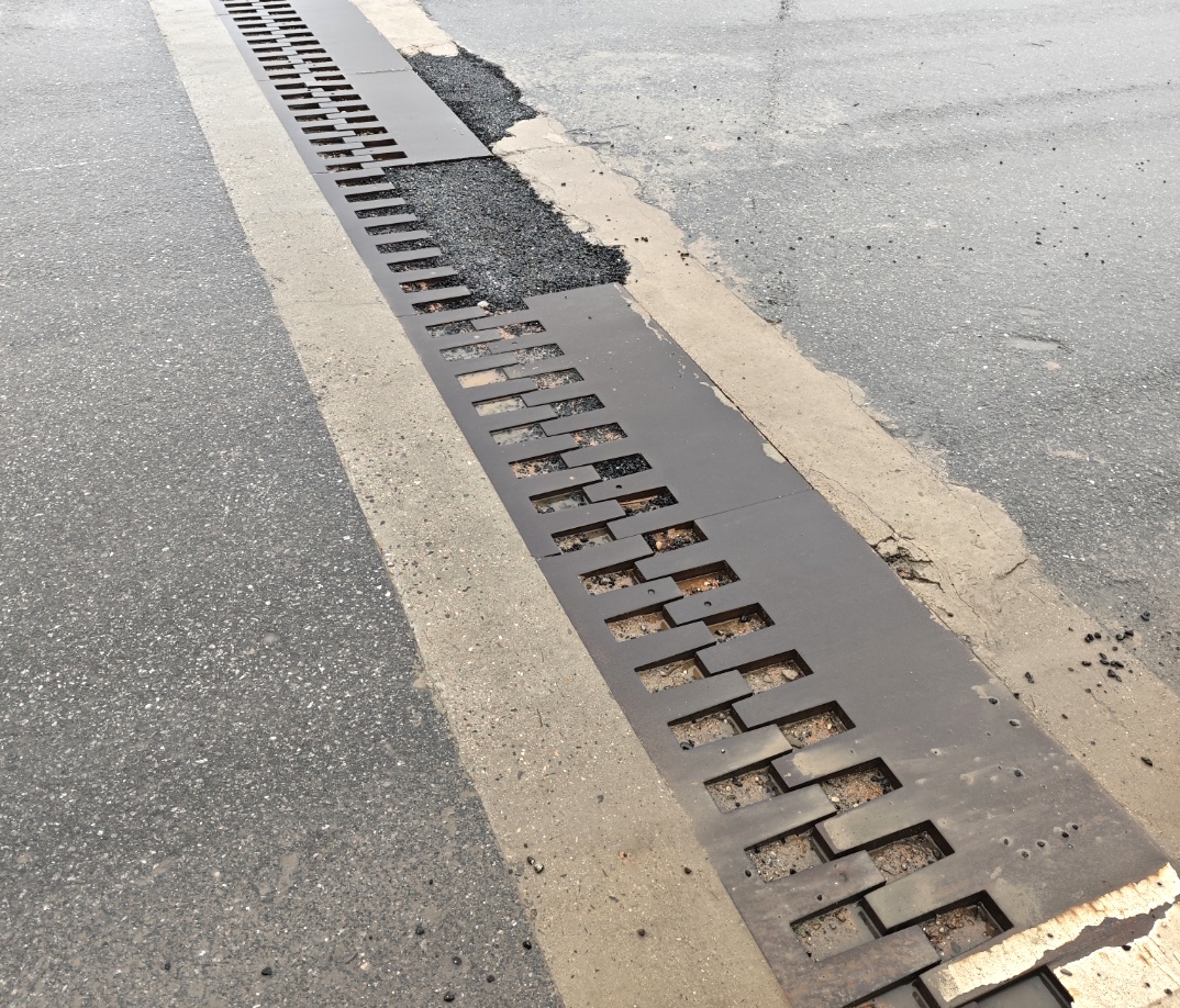 武汉一大桥上，男子冒雨停车！现场画面公开