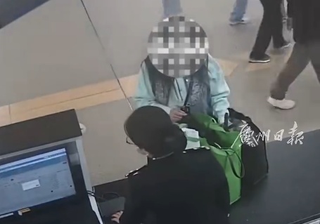 女子因身形臃肿被注意！身上衣服没摘吊牌？一查吓一跳