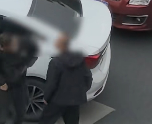 成都两男子开车发生争执，互吐口水“魔法攻击”，网友：好一个“君子动口不动手”