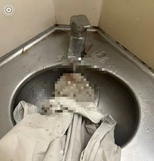 女子火车上突来月经弄脏卧铺床单，列车员要求清洗或赔偿180元，12306客服回应