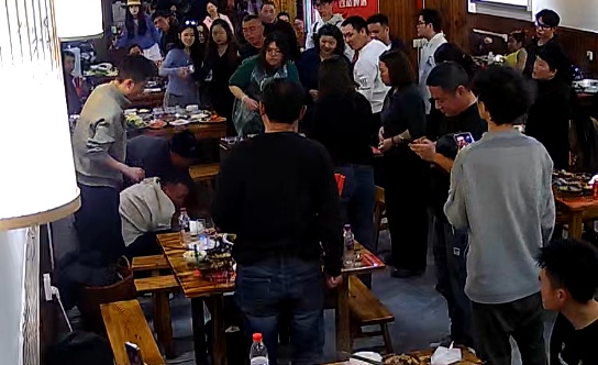 贵阳一餐馆内女子异物卡喉窒息晕倒！好心人接力救援，事后却婉拒免单悄悄离开