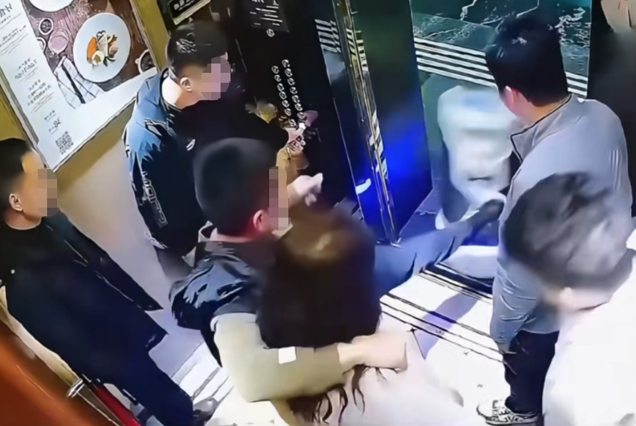 太离谱！送餐机器人正要进电梯，男子一脚踹飞…