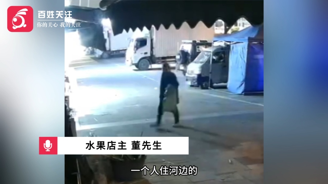 店主蹲守2小时等来偷甘蔗老人，一声“站住”冲出去将其抓住