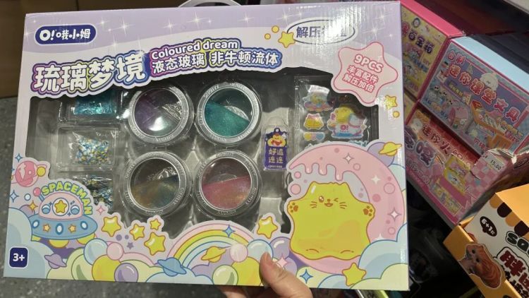 泥类玩具掀起销售热潮，很多家庭买过，劣质产品气味刺鼻，紧急提醒