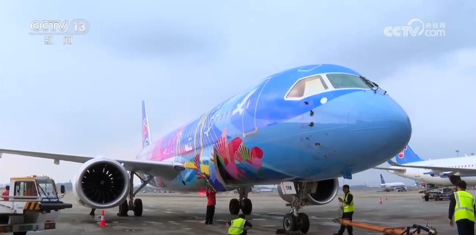 亮丽涂装展新颜 国产大飞机C919再添新航线