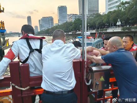 女子跳江轻生拒绝救援 船员拼命抓住她终获救