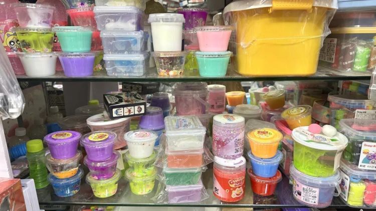 泥类玩具掀起销售热潮，很多家庭买过，劣质产品气味刺鼻，紧急提醒