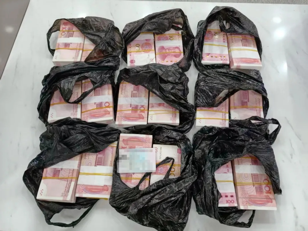 澳门一女子将36万元分成9袋装进裤腰出境，被海关查获，网友：这是腰缠万贯啊